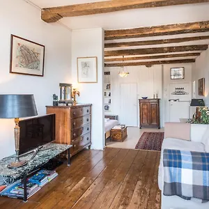 Gasthuis Classy 17th C Canalhouse ***